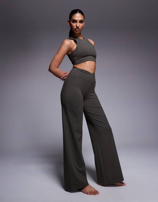 4505 – Weiche Tanzhose in dunklem Olivgrün mit weitem Bein und Bund mit Wickeldesign 