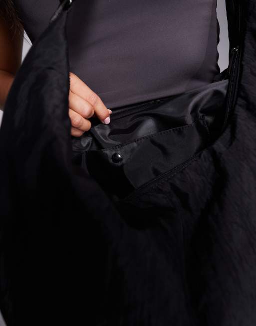 4505 – Weiche Tasche in Schwarz mit integrierter Tasche und verstellbarem Trageriemen, 4 von 4