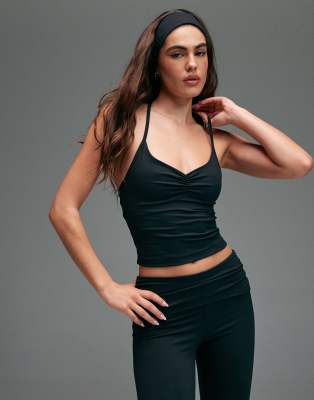 4505 - Weiches Yoga-Camisole in Schwarz mit geraffter Vorderseite