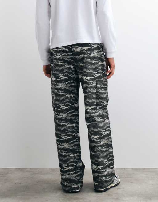 4505 wide leg cotton ripstop lifting cargo pants with zip pockets in gray digi camo, 4 of 5