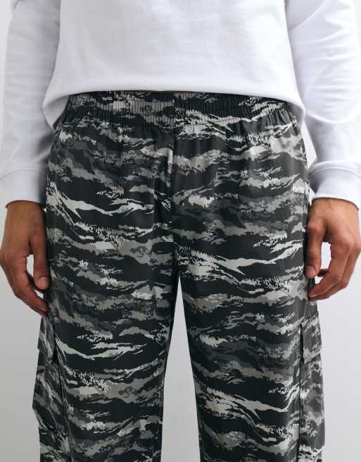 4505 wide leg cotton ripstop lifting cargo pants with zip pockets in grey digi camo, 3 of 5