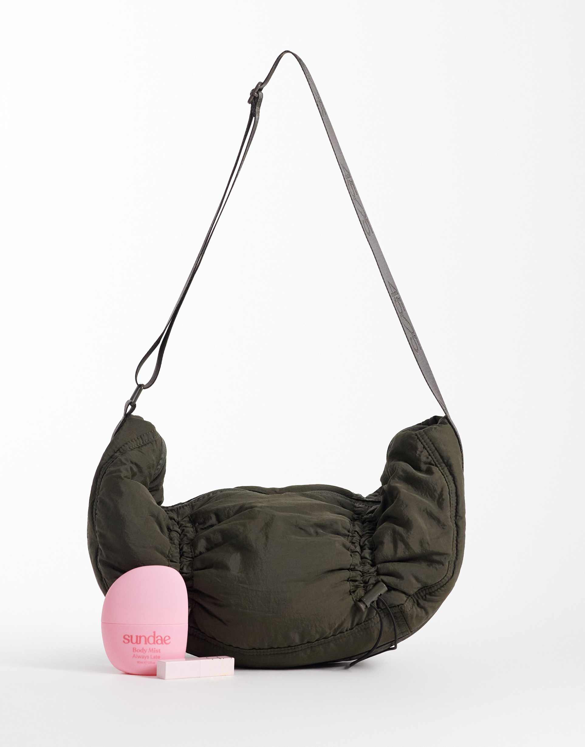 4505 woven sing bag with ruched detail and inner pocket in coffee
