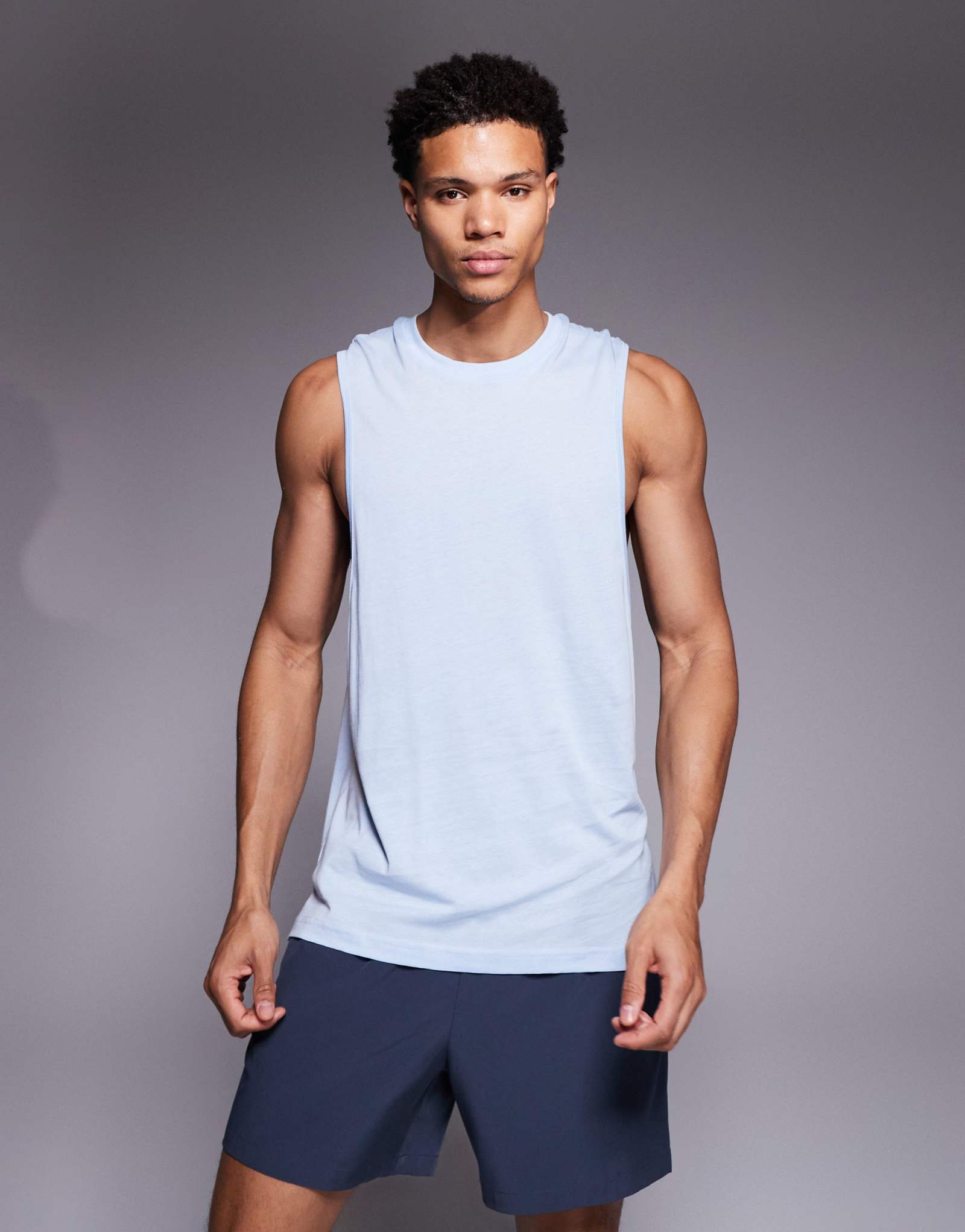 4505 Легкая быстросохнущая майка Yoga с заниженной проймой небесно-голубого цвета