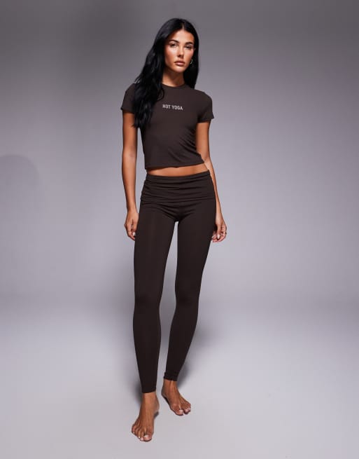4505 – Yoga – Mörkbrun, mjuk, liten t-shirt med tryck, 2 av 4