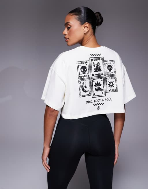 4505 – Yoga – Vintagevit t-shirt i kraftig bomull med tryck baktill, kort design och snabbtorkande finish