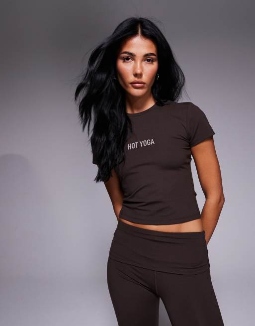 4505 - Yoga - Zachte performance baby tee met print in diepbruin