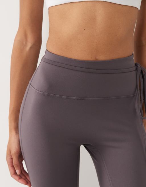 4505 - Zachte kick flare-yogalegging met gestrikte taille in stormgrijs, 2 van 5