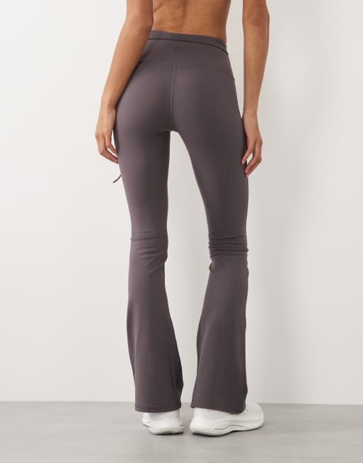 4505 - Zachte kick flare-yogalegging met gestrikte taille in stormgrijs, 3 van 5