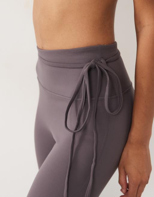 4505 - Zachte kick flare-yogalegging met gestrikte taille in stormgrijs, 5 van 5