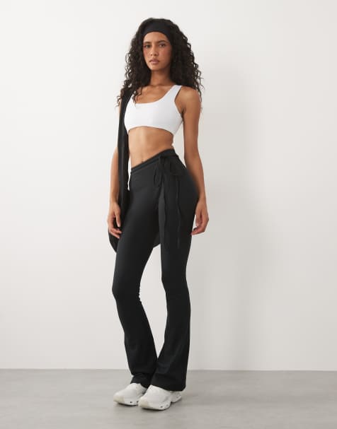 4505 - Zachte kick flare-yogalegging met gestrikte taille in zwart - view 1