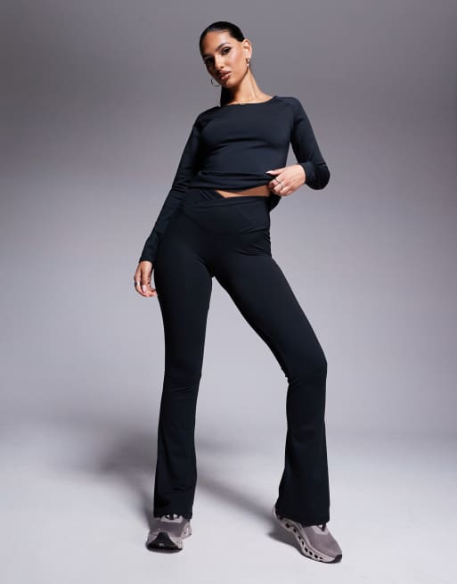 4505 - Zachte smalle kick-legging met overslag in de taille in zwart 