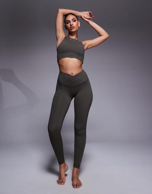 4505 - Zachte yogalegging met taille met overslag in donker olijfgroen 