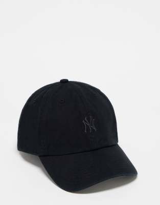 47 Brand - Clean Up NY Yankees - Kappe mit Mini-Logo in verwaschenem Schwarz