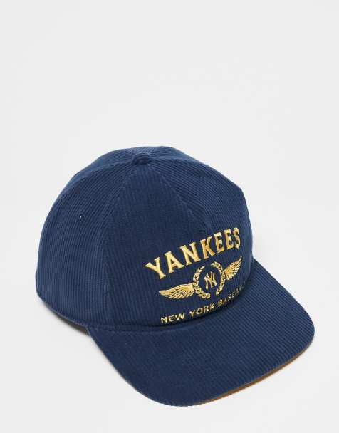 Lande nen Homerun mit einer Baseball Cap die dein Outfit abrundet. Unser Edit umfasst eine Reihe fresher Styles und Materialien mit denen du immer am Ball bleibst. Erobere die sportlich luxuriose Asth...