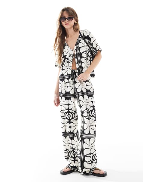 4th & Reckless beach tie front V-neck beach shirt and pants set in black and white floral print - view 1