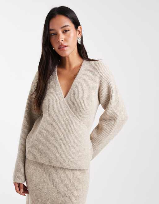 4th & Reckless – Beżowy kopertowy kardigan z prążkowanej dzianiny przypominającej wełnę, część zestawu
