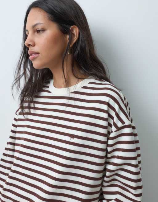 4th & Reckless bomullsrik oversized t-shirt med rund halsringning, broderad logga, långa ärmar i brun- och krämrandig, 4 av 5