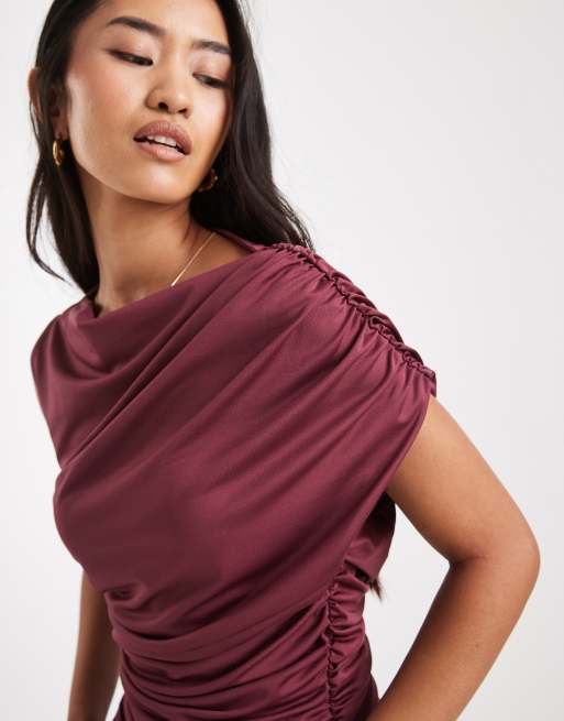 4th & Reckless - Bordeaux tætsiddende ærmeløs offshoulder-maxikjole med draperinger og dobbeltlag - Kun hos ASOS, 2 af 4