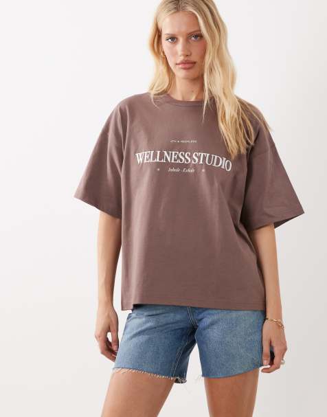 4th & Reckless – Brun t-shirt i bomull i oversize med "Wellness Studio"-broderi - view 1