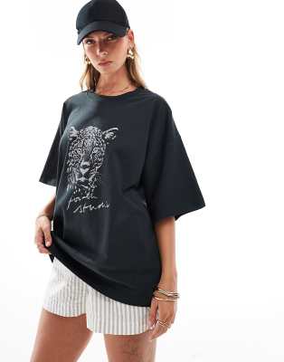 4th & Reckless - Catwalk - T-Shirt in schwarzer Acid-Waschung mit Leopardenmotiv