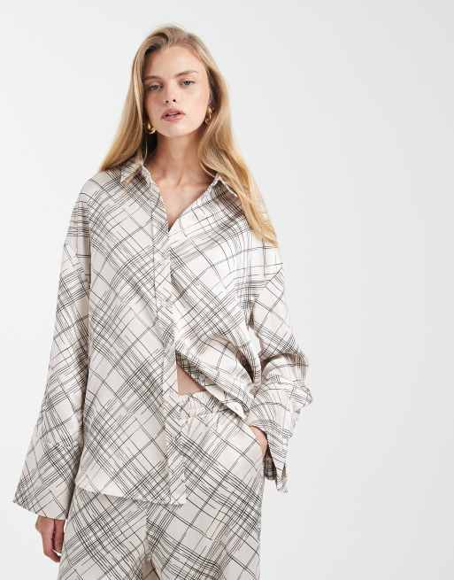 4th & Reckless - Chemise d'ensemble en satin à manchettes larges avec imprimé à carreaux - Blanc, 2 de 4