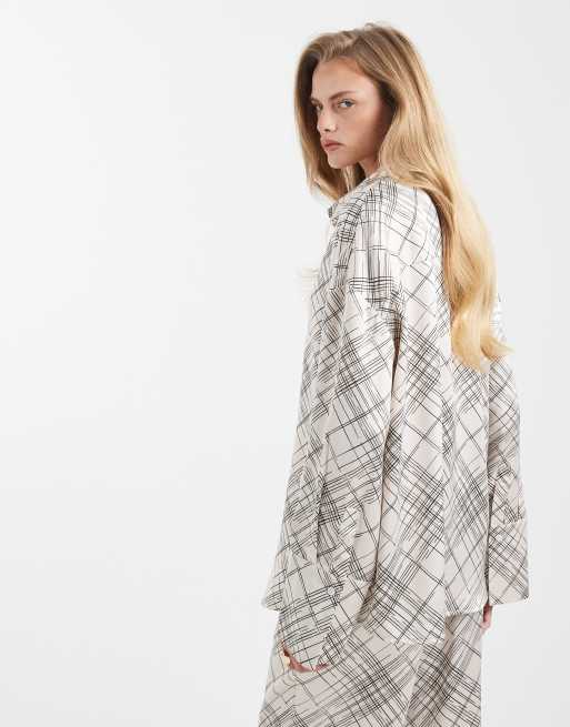 4th & Reckless - Chemise d'ensemble en satin à manchettes larges avec imprimé à carreaux - Blanc, 3 de 4
