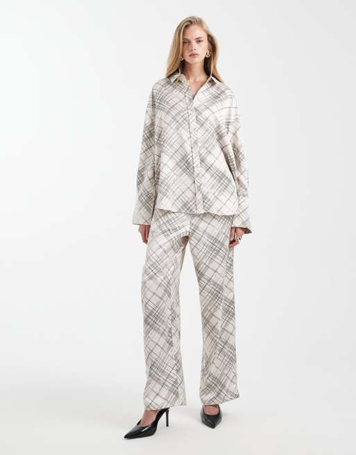 4th & Reckless - Chemise d'ensemble en satin à manchettes larges avec imprimé à carreaux - Blanc, 4 de 4