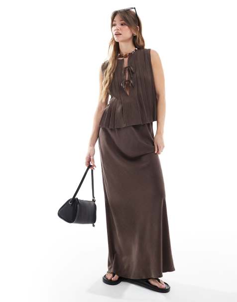 4th & Reckless – Chokladbrunt strandset i linneliknande tyg med maxikjol med dragsko vid midjan och topp med veck och knytning framtill - view 1