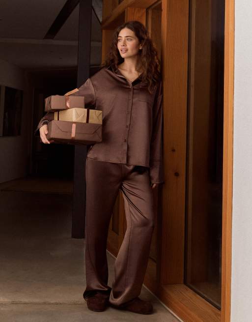 4th & Reckless - Coordinato con camicia e pantaloni a fondo ampio in raso color cioccolato con tasche frontali e bottoni