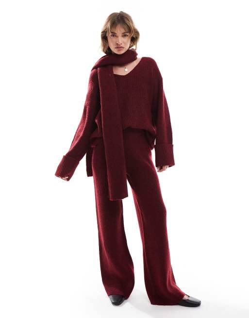 4th & Reckless - Coordinato con pantaloni con fondo ampio e maglione bordeaux con polsini lunghi, scollo a V e dettaglio stile sciarpa