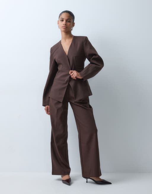 4th & Reckless - Coordinato con pantaloni e blazer con vita aderente e maniche cocoon color cioccolato, 1 di 3