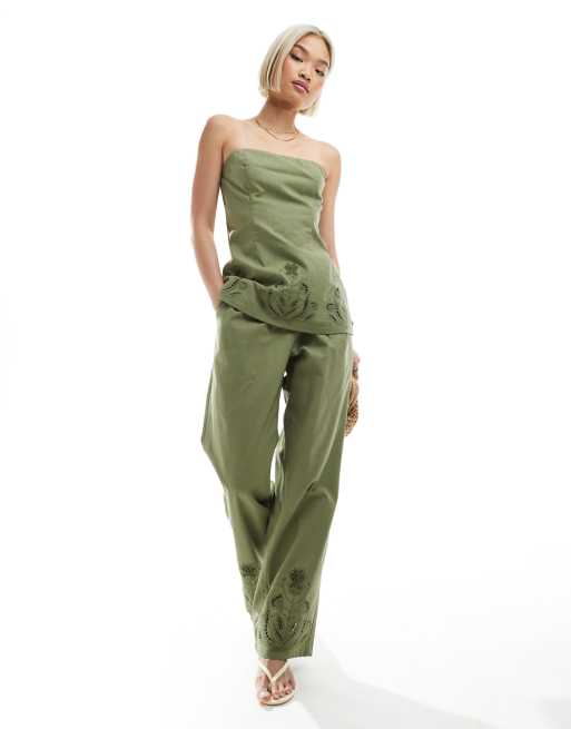 4th & Reckless - Coordinato con pantaloni e top a fascia taglio lungo in misto lino verde oliva con dettagli floreali in pizzo sangallo