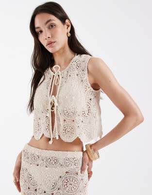 4th & Reckless Cotton Rich Crochet Floral Tie Front Cropped Beach Vest In Neutral