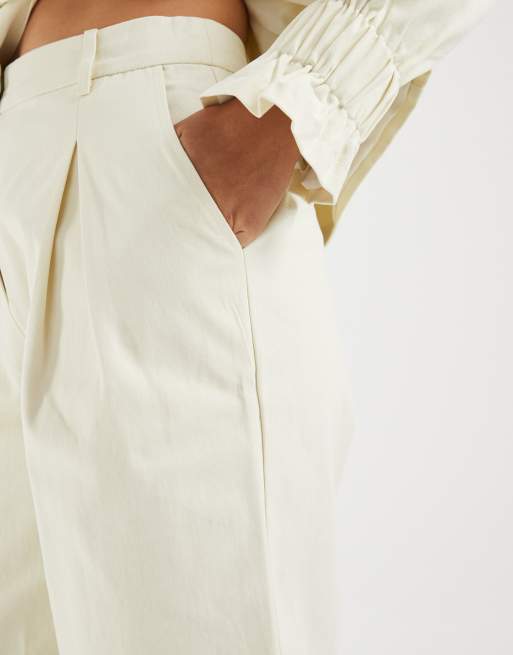 4th & Reckless cotton tailored exaggerated pleat longline shorts in cream (part of a set), 4 of 5