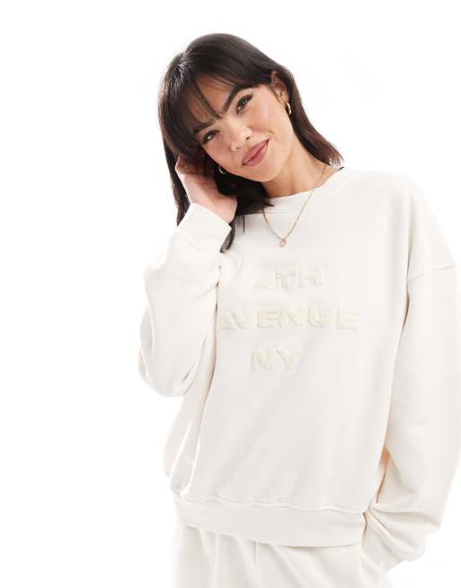 4th & Reckless - Cremehvid sweatshirt med indpræget '4th Avenue NY'-print i bouclé - Del af sæt
