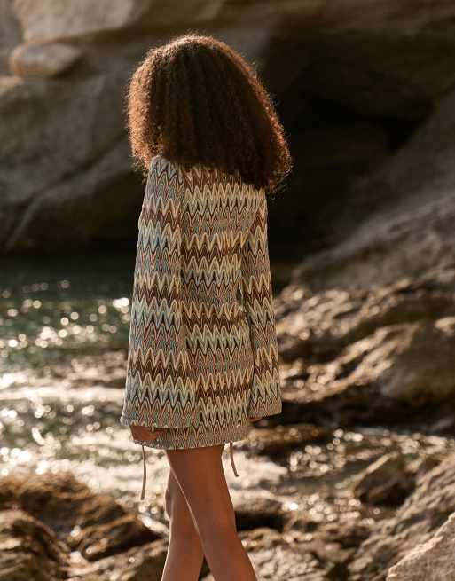 4th & Reckless crochet tie front keyhole detail fluted sleeve beach mini dress co-ord in chevron print, 3 of 4