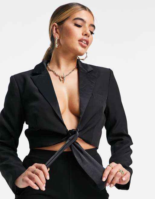 4th & Reckless - Crop blazer met gestrikte voorkant en satijnen reverskraag in zwart, 3 van 4