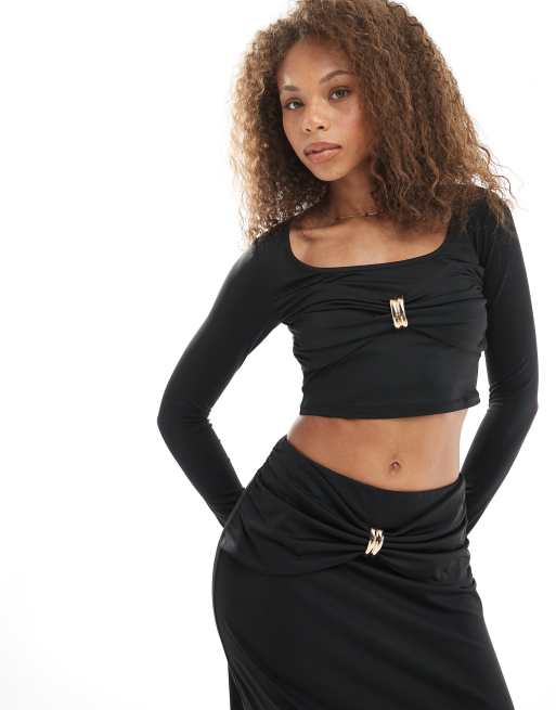 4th & Reckless - Crop top met lage ronde hals, aangerimpeld detail met gouden hardware en lange mouwen in zwart, deel van co-ord set