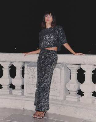 4th & Reckless - Cropped-Oberteil aus Samt in Schwarz mit Paillettenbesatz und schleifenverziertem Rückenausschnitt, Kom...