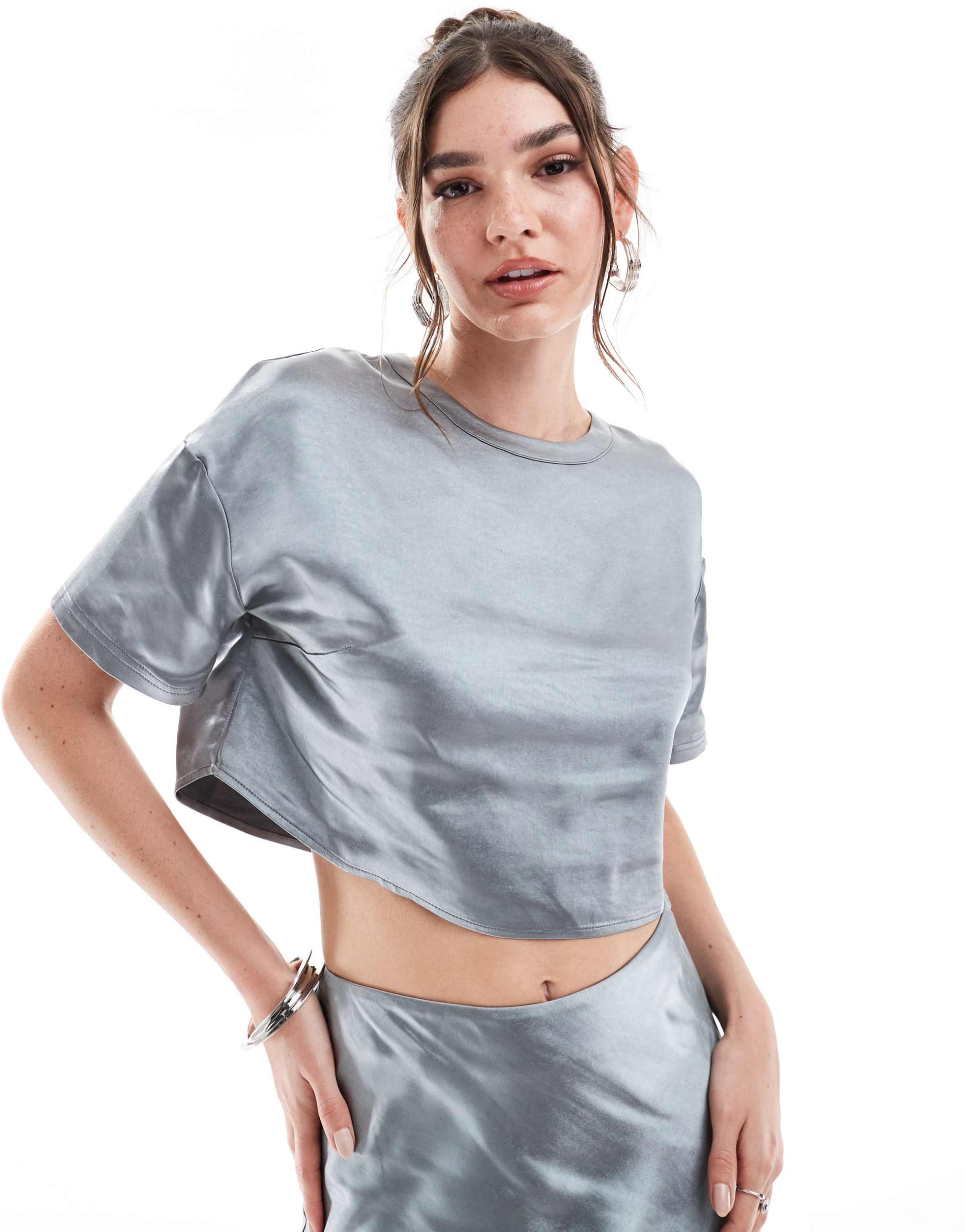 4th & reckless cropped satin t-shirt in steel gray