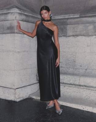 4th & Reckless - Drapiertes Satin-Maxikleid in Schwarz mit One-Shoulder-Träger und Schaldetail