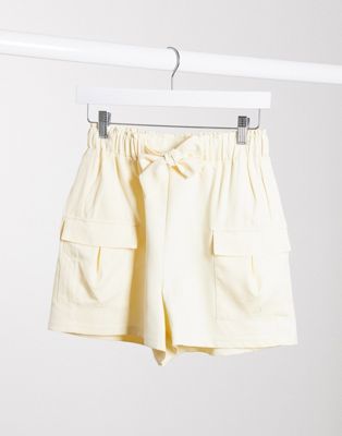 4th + Reckless – Figurbetonende Utility-Shorts in Creme-Weiß