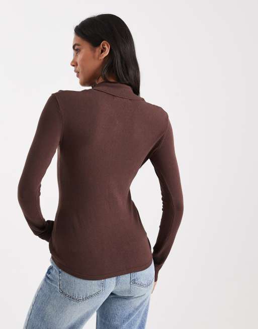 4th & Reckless fitted rib knit gold-tone button up collared top in chocolate, 4 of 4