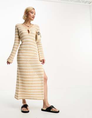 4th & Reckless - Gehäkeltes Maxikleid in gestreiftem Beige mit hohem Seitenschlitz-Bunt