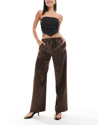 4th & Reckless - Gerade geschnittene Hose aus Satin in Braun mit Bindegürtel