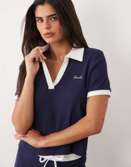 4th & Reckless - Co-ord set van geribbeld katoenen polotop met logo aan de voorkant, kraagje en contrasterende rand en broek in marineblauw, 2 van 3