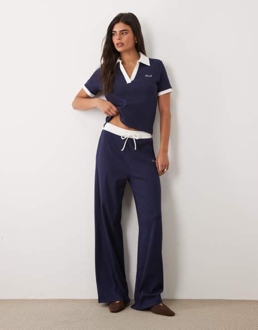 4th & Reckless – Geripptes Set aus Baumwolle in Marineblau, bestehend aus Polo-Oberteil mit Logo vorne, Kragen und Kontrastbesatz und Hose, 3 von 3