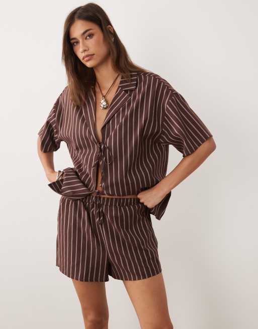 4th & Reckless - Gestreepte strandshort met katoenlook en elastische taille in chocoladebruin, deel van co-ord set, 3 van 6
