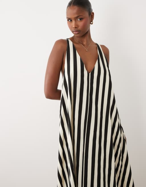 4th & Reckless – Gestreiftes, trapezförmiges Maxikleid aus Baumwolle in Braun und Weiß mit verdrehtem Rückendetail, 2 von 4