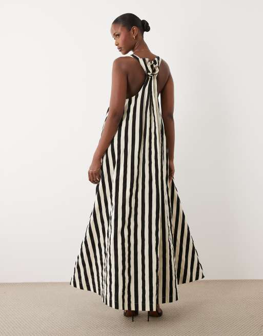 4th & Reckless – Gestreiftes, trapezförmiges Maxikleid aus Baumwolle in Braun und Weiß mit verdrehtem Rückendetail, 4 von 4